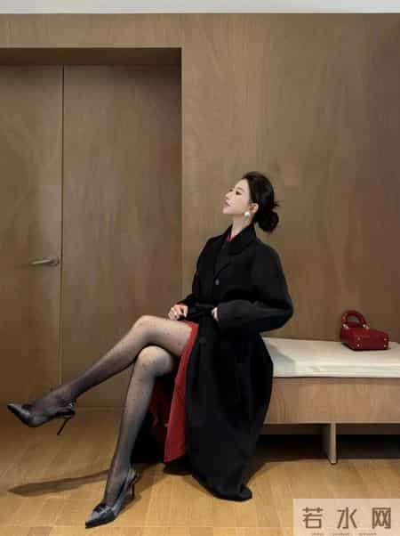 “黑色大衣+波点丝”，俏皮又精致！