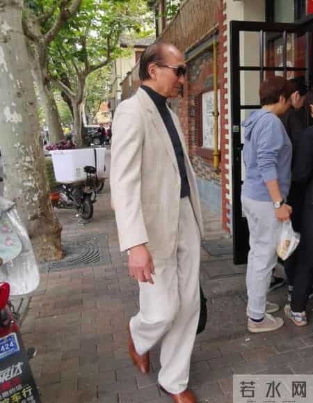 男人老了：可以不穿花衬衫、卫衣，但这3件“上衣”不能少！