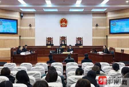 丹徒法院公开审理物业项目经理贪污案，100 余行业代表旁听受警示