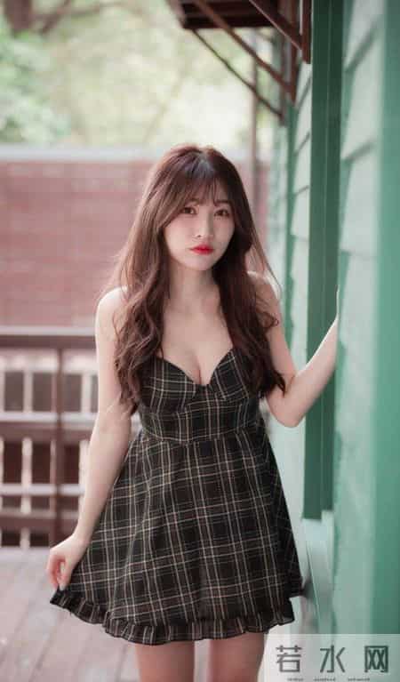 蓝色抹胸小衫搭配牛仔短裤，减龄又时尚，尽显十足女人味