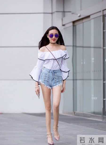 破洞牛仔裤内搭渔网袜，别提多吸睛了