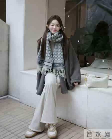 “深灰色大衣+阔腿裤”秋冬最经典搭配，干练随性有气质，太爱了