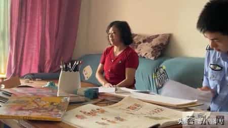 六旬母亲睡楼道一天一夜，大女儿视若无睹，她是家庭版的武则天