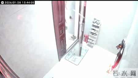 张家界女子挂婆婆遗像抗议邻居，遗像遭扔鸡蛋，丈夫踢翻鞋架