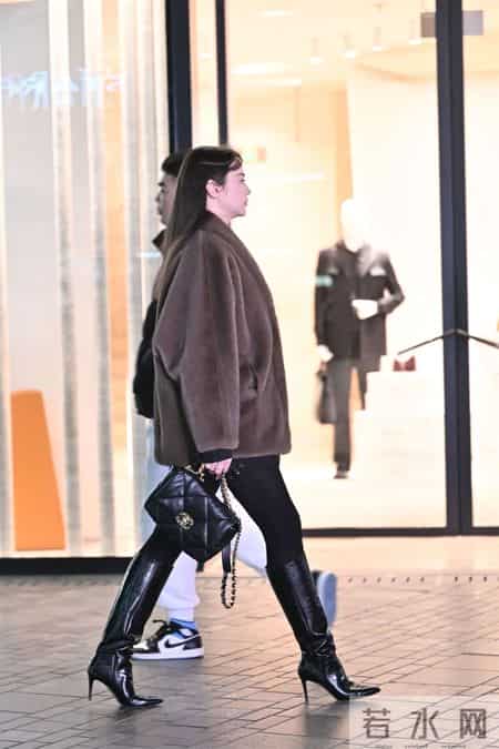 8厘米的黑色尖头细跟长靴,搭配黑色紧身裤,深灰色貂皮外套