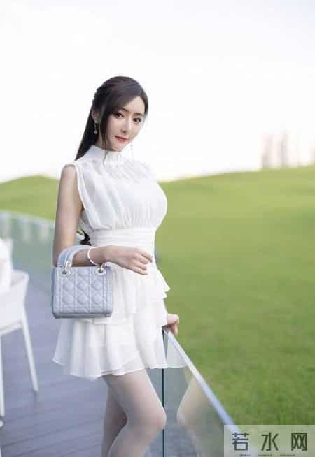 一条设计感满满的小白裙，兼顾上班和约会，让你日常通勤两不误