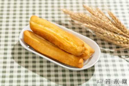 45岁阿姨去迪拜当保姆，在雇主家后院挖地种了花园，就此改变人生