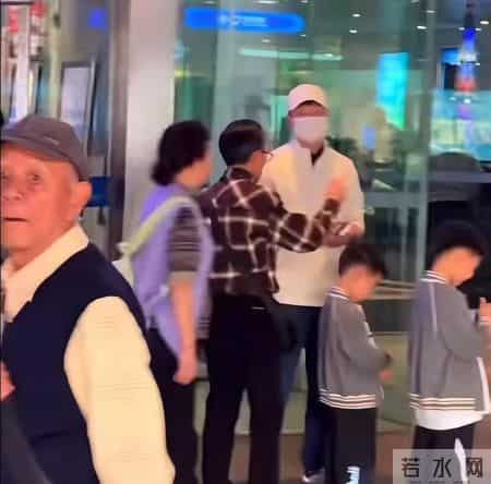 马龙夫妻俩带娃在广州逛完科技馆后，和岳父、岳母一起聚餐，认真挑海鲜，买完后付款很有人夫感