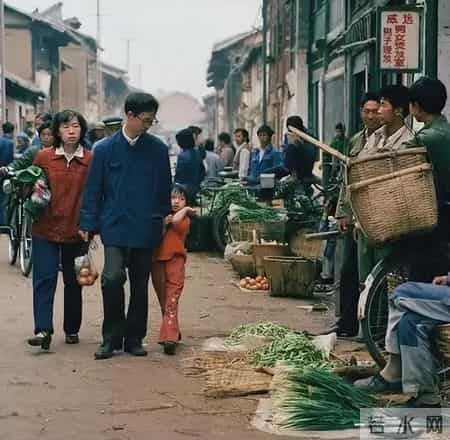 儿子今年48岁还不愿结婚，当晚我把他灌醉，有意撮合他和邻居女儿