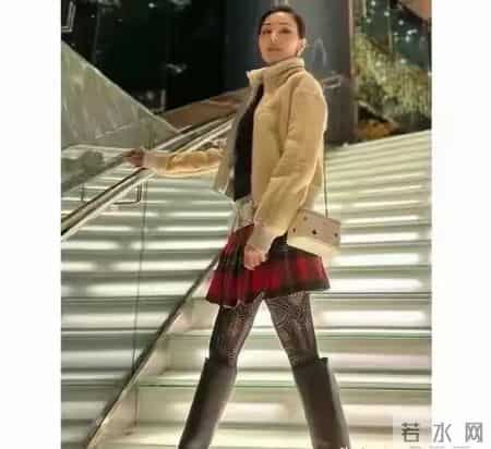 李嘉欣的衣服都是贵的，但能被她搭配成全都不好看也是不容易啊