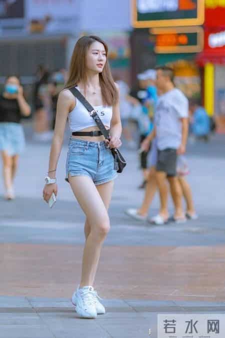 白色小背心搭配牛仔短裤,成熟性感却又充满青春活力