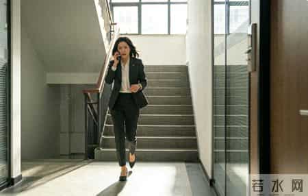 我爸刚把59万嫁妆转我卡上，男友转身就请假提车，他得意洋洋