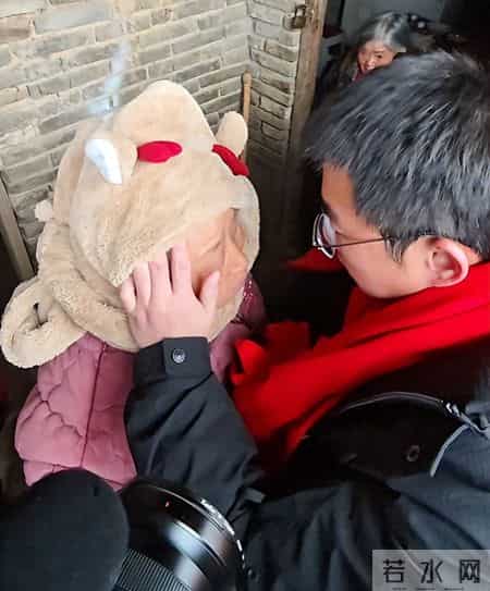 被拐的胡龙与亲妈团聚，一番话道出对养家的不满，未来不再回养家