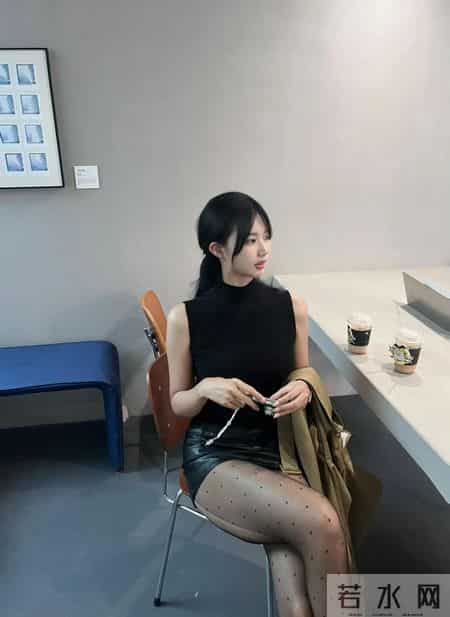 “咖啡馆拍照”穿什么？黑色上衣+西装裙最稳，怎么拍都不慌