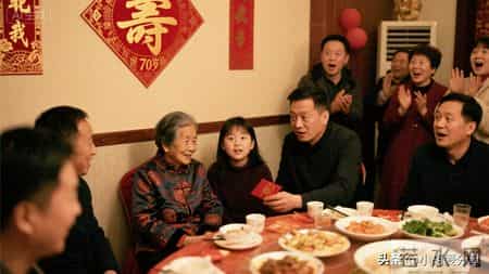 外婆70岁寿宴我和妈坐角落，小舅让我结账，我一句话众人愣住了A