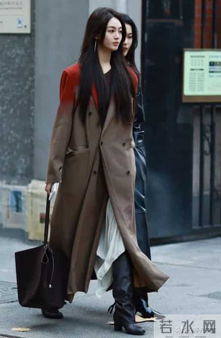 去了上海、杭州才发现：大衣下面不一定要搭长裤，这样穿会更时髦