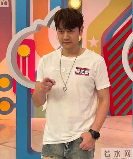 他忘不掉初恋，却爱上了两个女人，如今45岁仍未婚