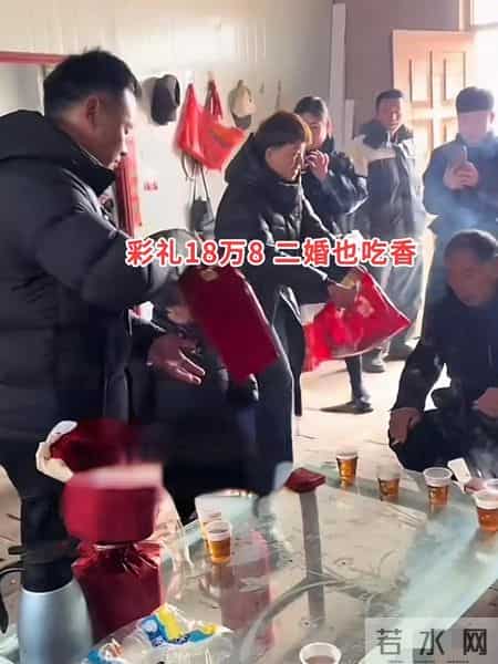 42岁女子嫁头婚小伙，18万8婚礼主动搂抱，网友：二婚就是放得开