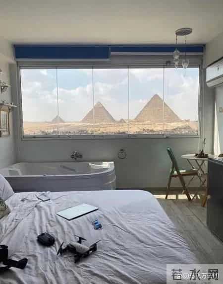 48张老照片看奇闻奇事，爱因斯坦合影卓别林，沙漠中的绿洲，在建中的埃菲尔铁塔