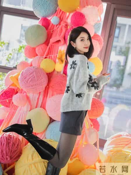 “浅灰色毛衣+皮短裙+长靴”，松弛感和精致感同时在线，真的爱惨啦！