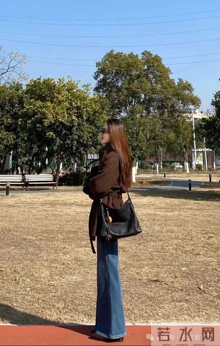 咖色大衣+加绒微喇裤 秋冬暖乎乎的时髦感