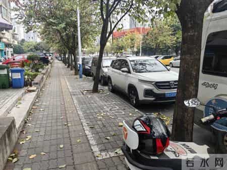 居民闹心！柳州一小区商铺前“停车位”被商户长期占用？物业回应