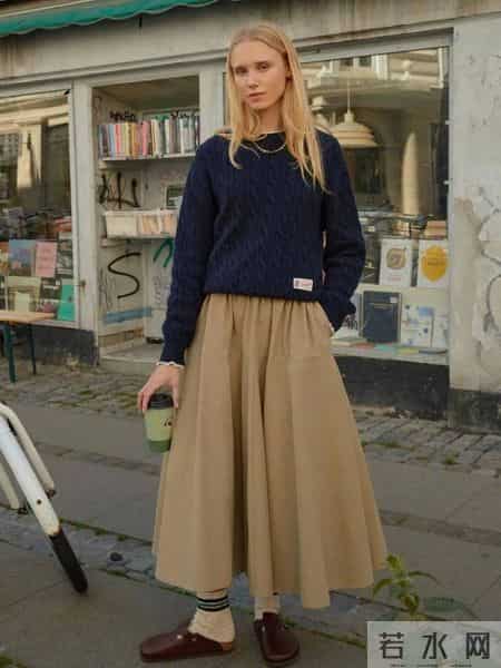 “阔腿裤+勃肯鞋”竟是冬天最流行组合，松弛又减龄