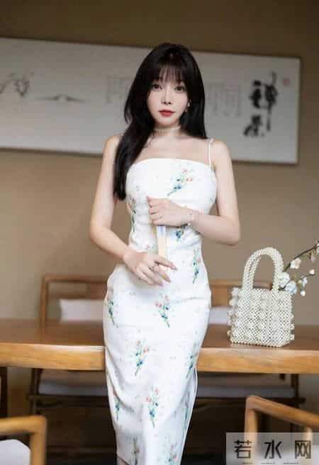 吊带的旗袍连衣裙，低调的色彩搭配素雅的印花，休闲雅致感十足