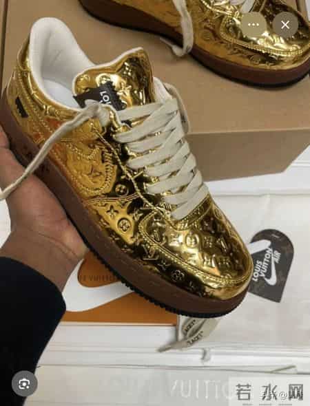 耐克悄悄发布了一款形似LV联名的Air Force 1新作……