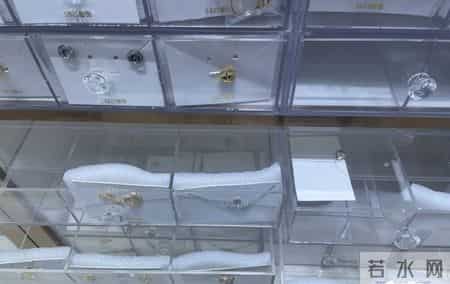 银价大涨银饰品俏销，浙江诸暨一珠宝城部分货架被清空，有商家加班改价格