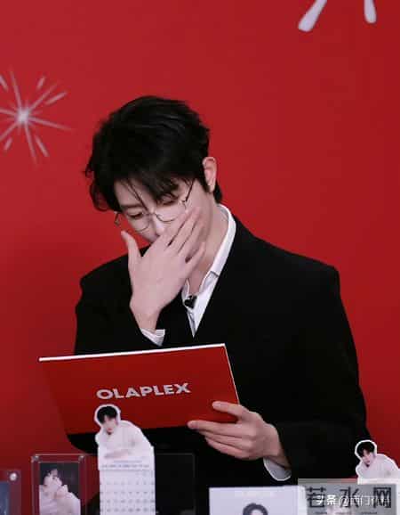 邱鼎杰直播白衬衫配金丝眼镜霸总范十足！衬衣褶皱多成槽点！