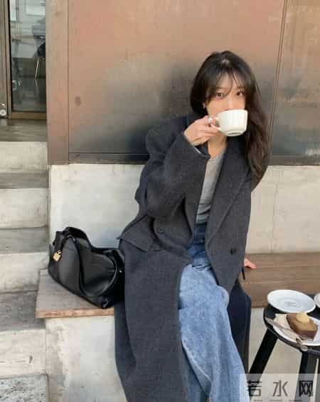 “深灰色大衣+阔腿裤”秋冬最经典搭配，干练随性有气质，太爱了