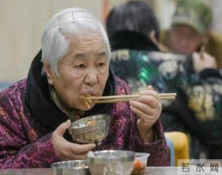 母亲退休后住我家,20年没掏一分钱,去世留下信封,我才幡然醒悟