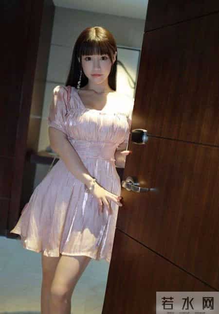 淡粉色缎面连衣裙，给人一种温柔、甜美的感觉，瞬间年轻几岁