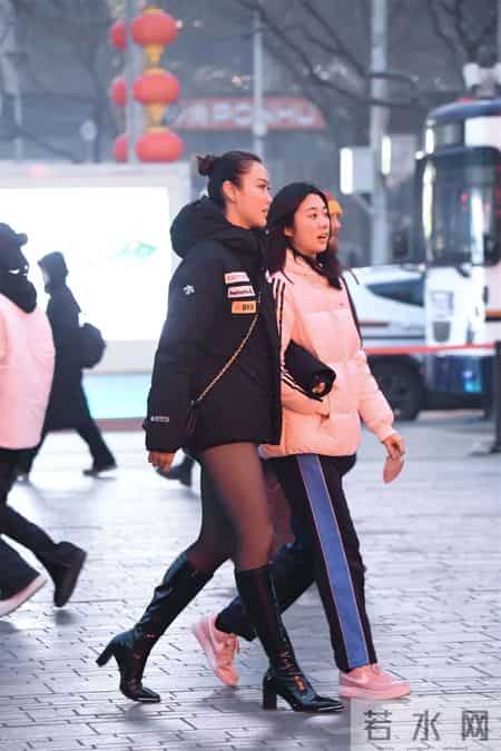 8厘米的黑色漆皮粗跟长靴，黑色打底裤，搭配黑色短款羽绒服