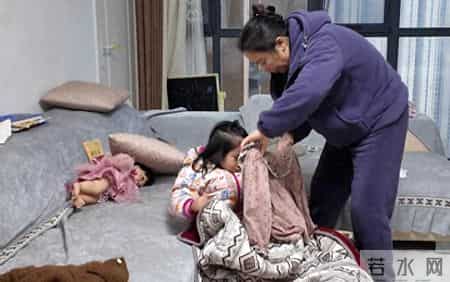 阿彪对妈妈深有愧疚，小依当初竟曾有过取消阿彪护照担保人的想法