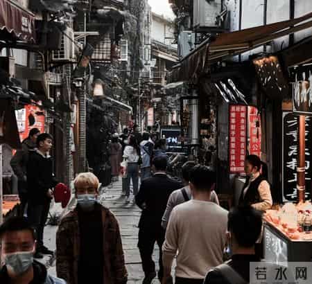 男子在路边捡到一女婴，30年后，发现她竟戴着我当初送战友的项链