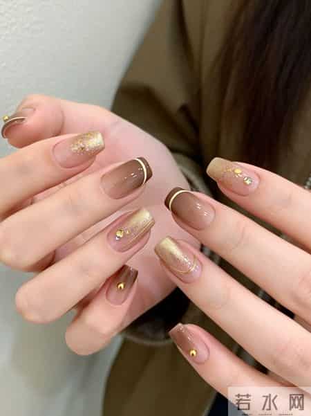 新年美甲就是要金灿灿的 温柔碎金奶咖
