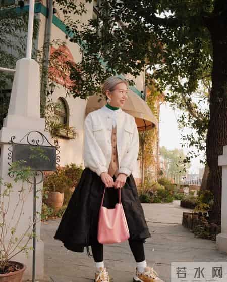 又发现一位超会穿的大姐，62岁打扮时髦洋气，不特别显年轻但气质