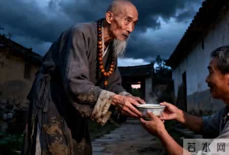 一个木匠来村讨水喝，他走时却低语道：你家十五天内有血光之灾