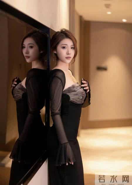 时尚界的常青树，黑色连衣裙，简约大气，尽显女性的美丽与魅力