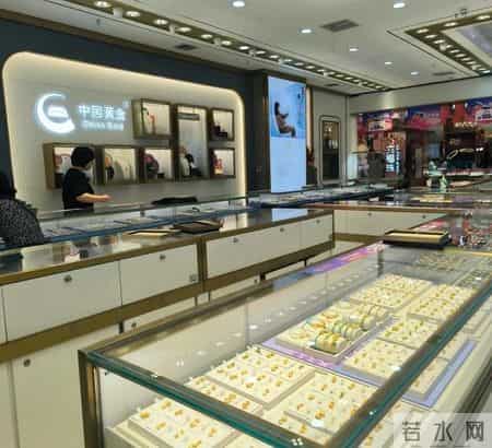 金店老板要愁哭了！现在买金都盯金条金豆子，首饰根本卖不动