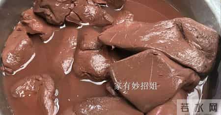 市场上的“假猪血”，是用什么做出来的？怎么才能一眼辨出真假？