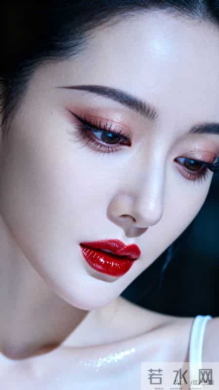 烈焰红唇配清冷眼神，这颜值你给打几分？