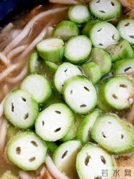 男子偶遇“一片被砍的竹子”，感觉被冒犯了，网友：谁的馊主意~