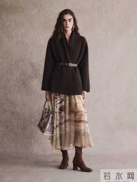 冬天的留白穿搭，是一种松弛自在的美！