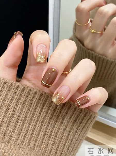 新年美甲就是要金灿灿的 温柔碎金奶咖
