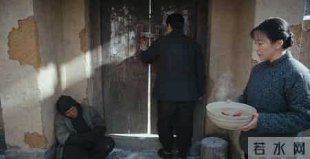 70年代,一个哑巴乞丐在我家门口住了3年,我爸妈天天给他送饭,他临走时指着一块不起眼的石头说:30年后,这东西能救你们一命