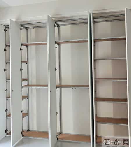 我家砌墙金属衣柜塌了！结果看到网友们的新做法，赶紧砸了重新装