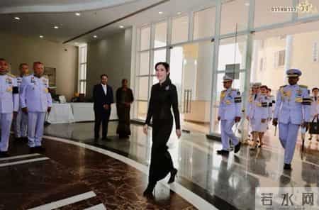 泰国贵妃换新发型，扎着马尾辫尽显活力感，还戴粉色簪花把人嫩到